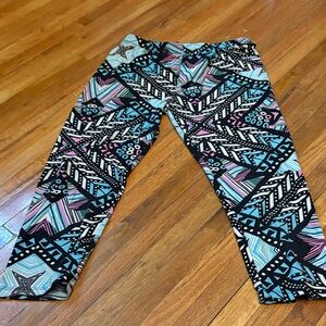 Ring Women's Geometric Patterned Capris - Black, Blue, Pink
